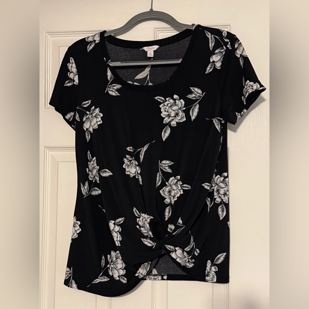 Candie's Black and White Floral Short Sleeve Top